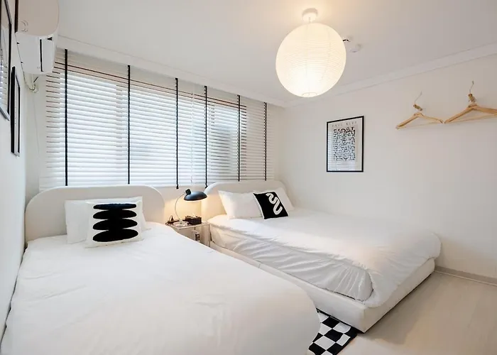Dmc Stn, 3br, 2ba, Fits7, Free Luggage, Hongdae