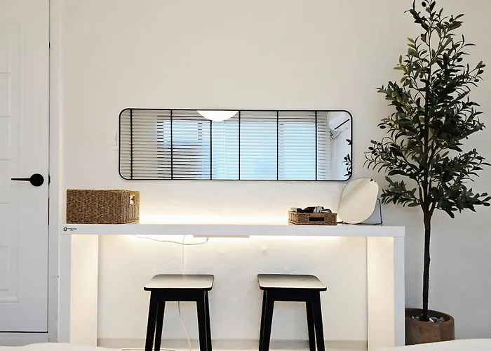 Dmc Stn, 3br, 2ba, Fits7, Free Luggage, Hongdae *