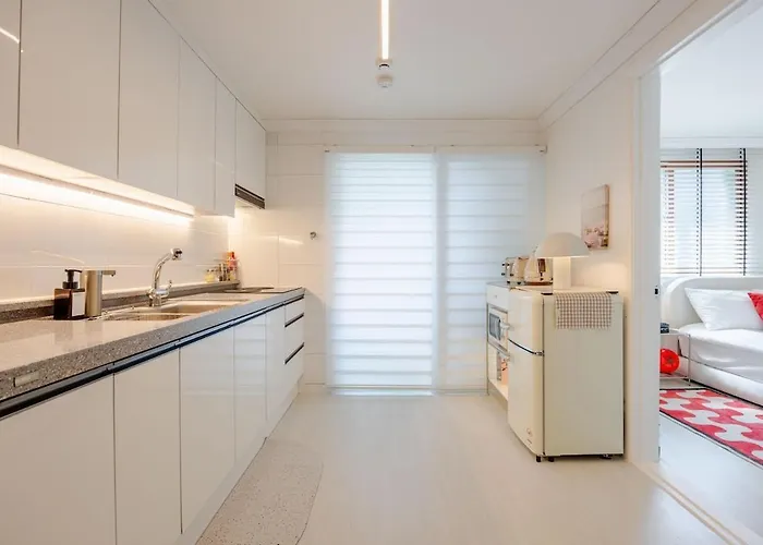 Dmc Stn, 3br, 2ba, Fits7, Free Luggage, Hongdae *
