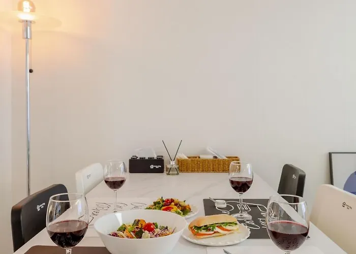 Dmc Stn, 3br, 2ba, Fits7, Free Luggage, Hongdae
