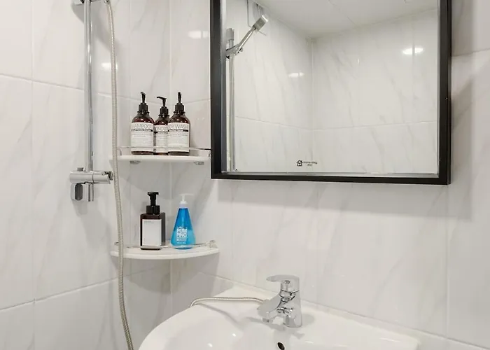 Dmc Stn, 3br, 2ba, Fits7, Free Luggage, Hongdae * Seoel