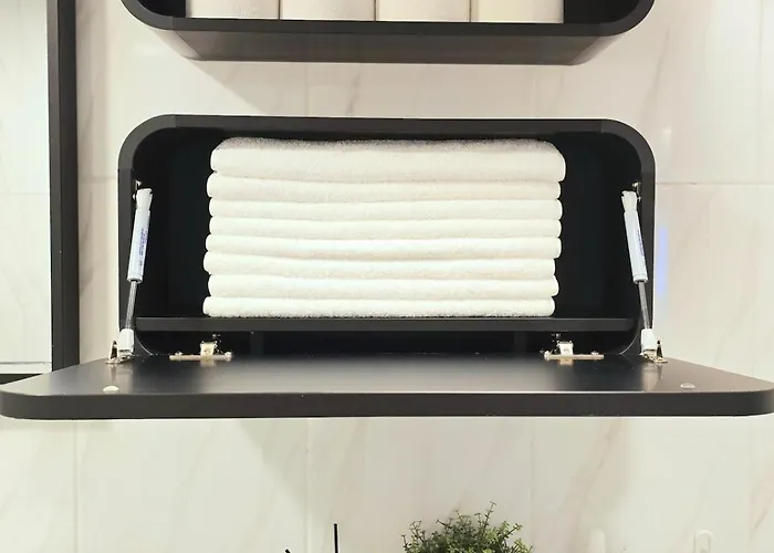 Dmc Stn, 3br, 2ba, Fits7, Free Luggage, Hongdae Seoel
